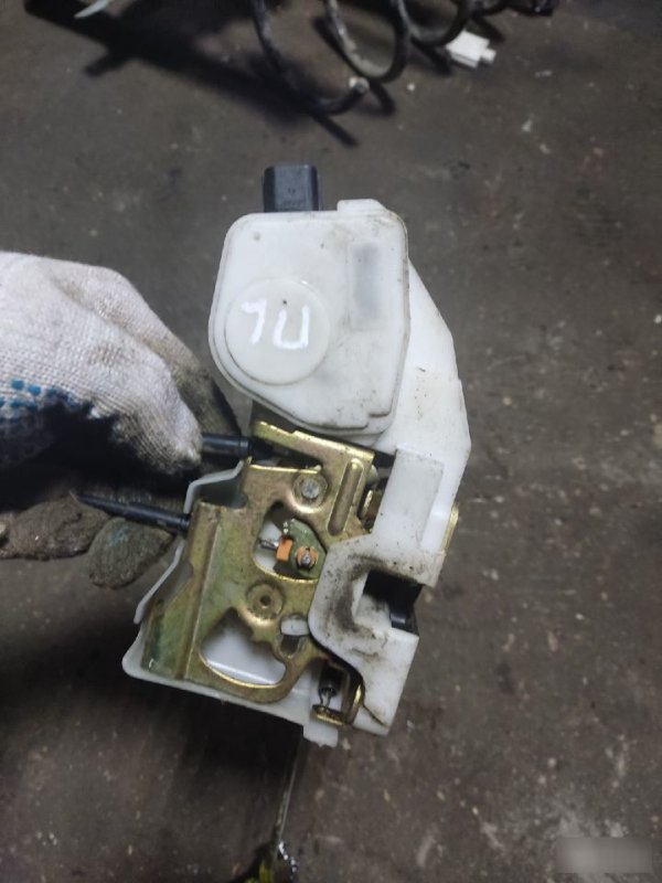 Замок двери Mitsubishi Galant 9