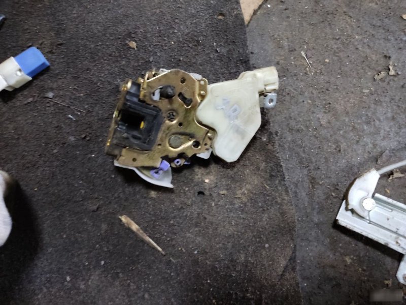 Замок двери Nissan X-Trail T30