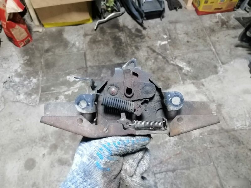 Замок капота Toyota Corolla E120