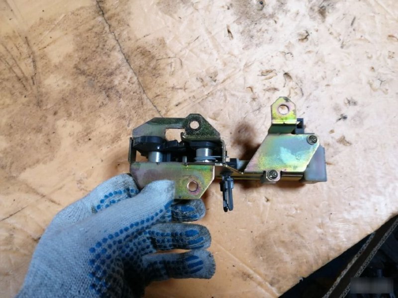 Замок стекла багажника Porsche Cayenne 955