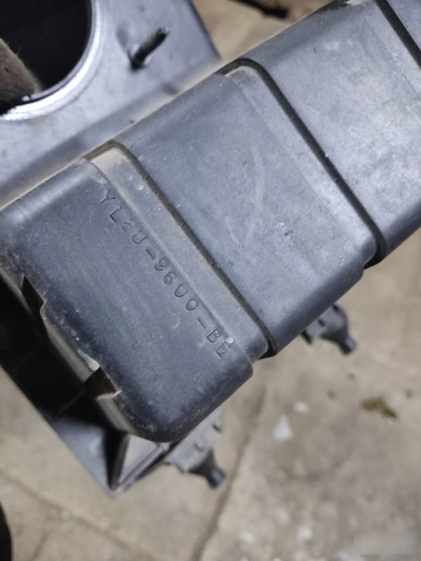 Корпус воздушного фильтра Ford Escape