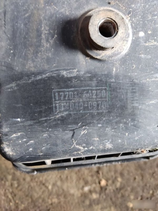 Корпус воздушного фильтра Toyota Estima Lucida