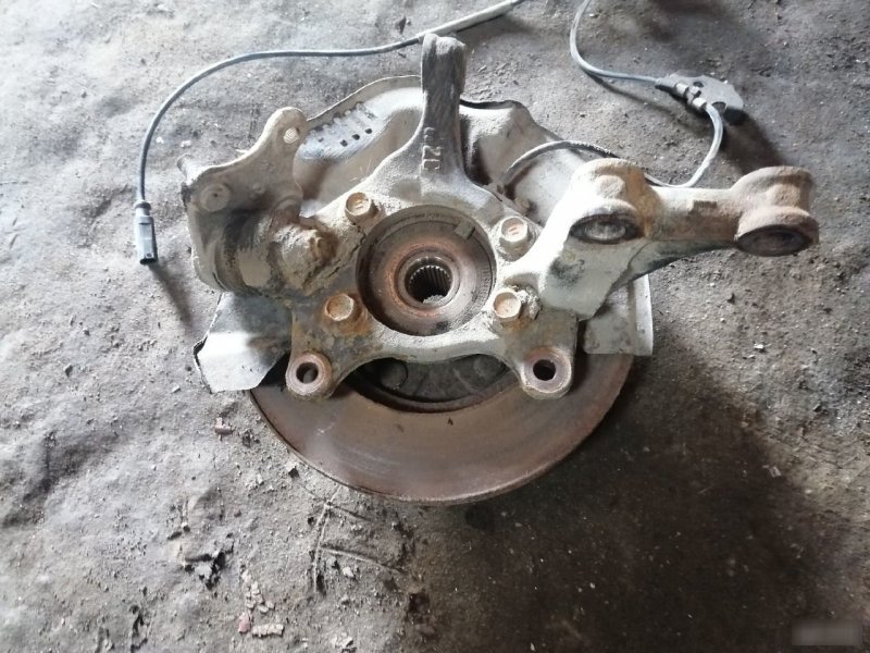 Кулак поворотный Toyota Auris