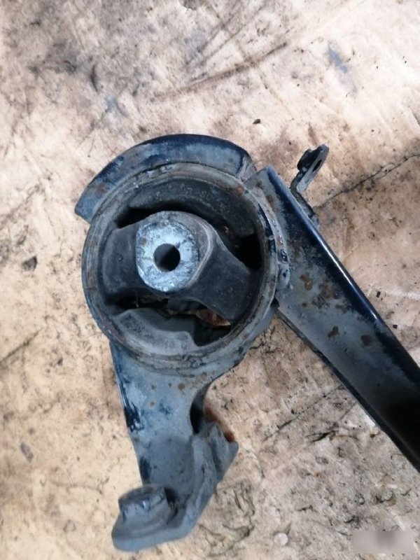 Опора двигателя Toyota Auris