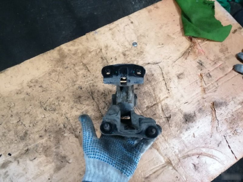 Опора двигателя Toyota Auris