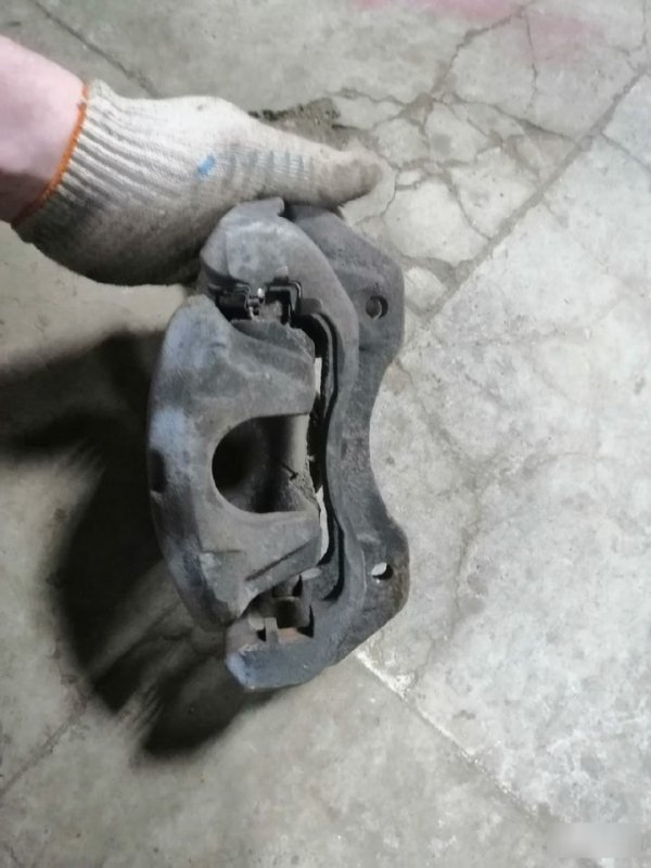 Суппорт тормозной Mitsubishi Lancer 9