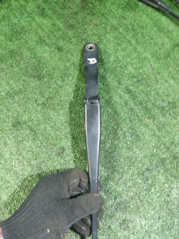 Поводок стеклоочистителя правый Opel Astra H