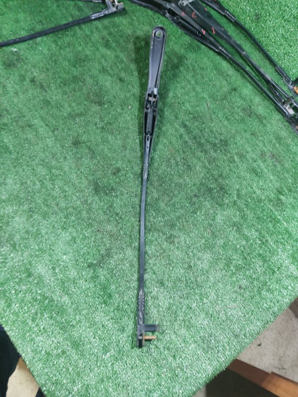 Поводок стеклоочистителя правый Opel Astra H