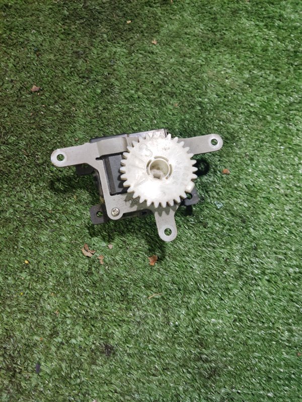 Моторчик заслонки отопителя Toyota Auris