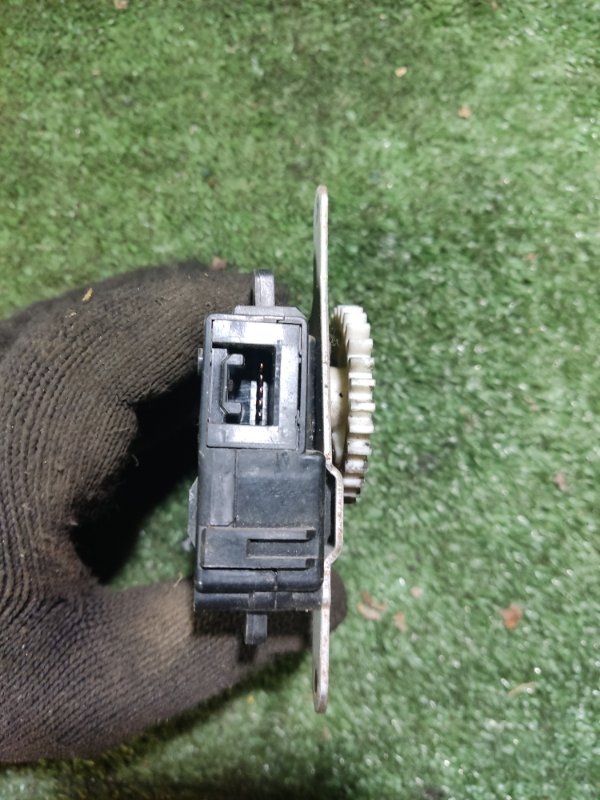 Моторчик заслонки отопителя Toyota Auris