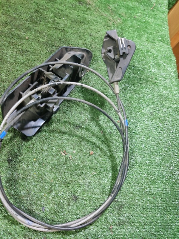 Трос лючка топливного бака Toyota Auris