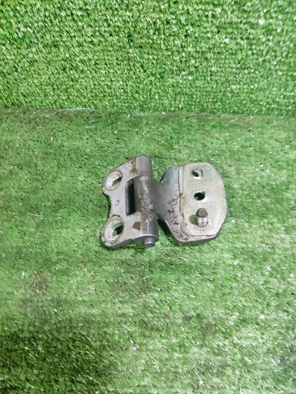 Петля двери Mercedes Benz W210
