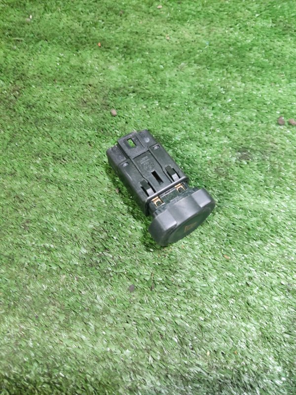 Кнопка аварийной сигнализации Renault Sandero