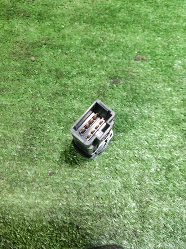 Кнопка аварийной сигнализации Renault Sandero