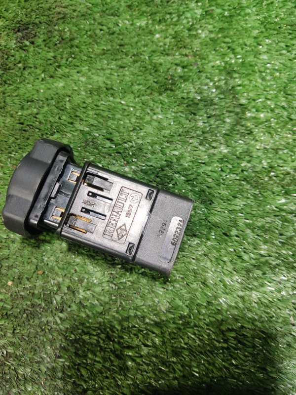 Кнопка аварийной сигнализации Renault Sandero