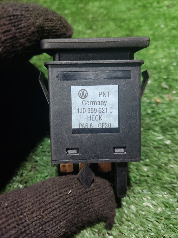 Кнопка обогрева заднего стекла Volkswagen Golf 4