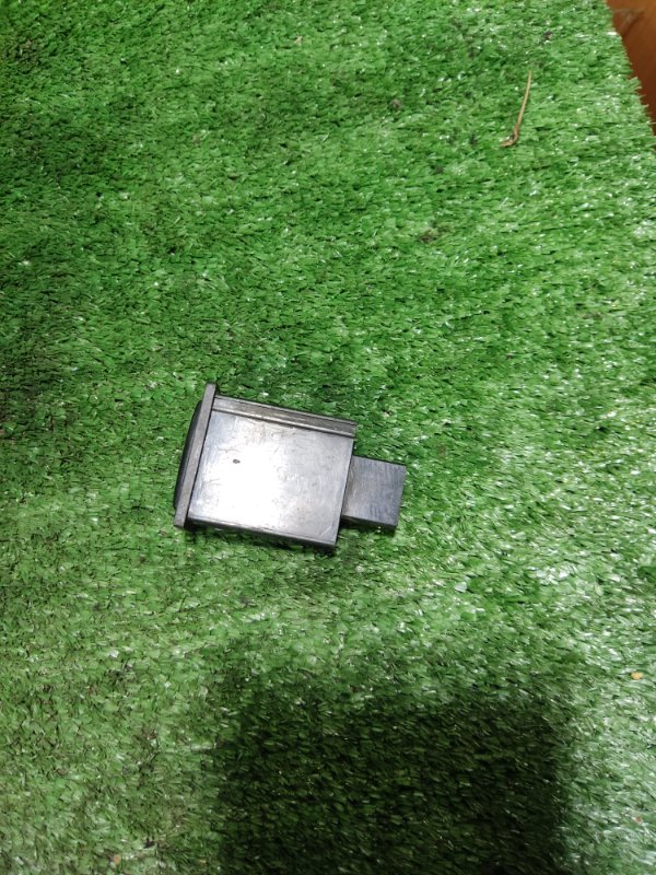 Кнопка Toyota Estima Lucida