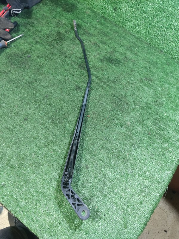 Поводок стеклоочистителя правый Peugeot 206