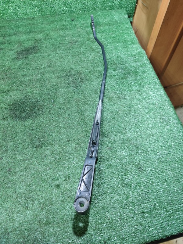 Поводок стеклоочистителя правый LADA Kalina