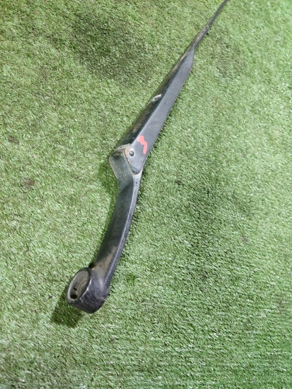 Поводок стеклоочистителя правый LADA Kalina