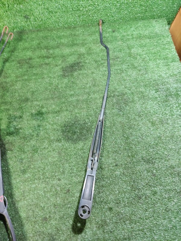 Поводок стеклоочистителя правый LADA Kalina