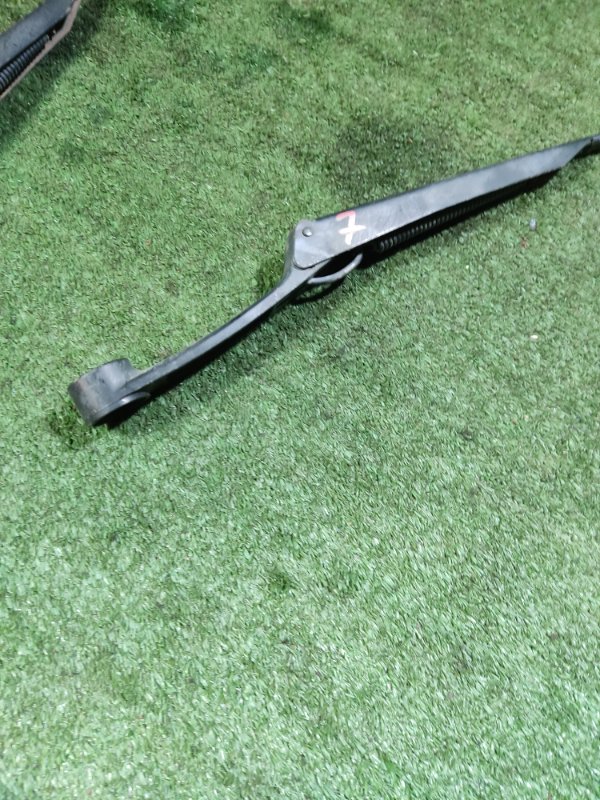 Поводок стеклоочистителя правый LADA Kalina