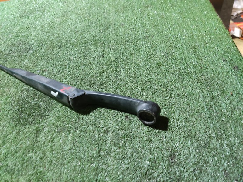 Поводок стеклоочистителя правый LADA Kalina