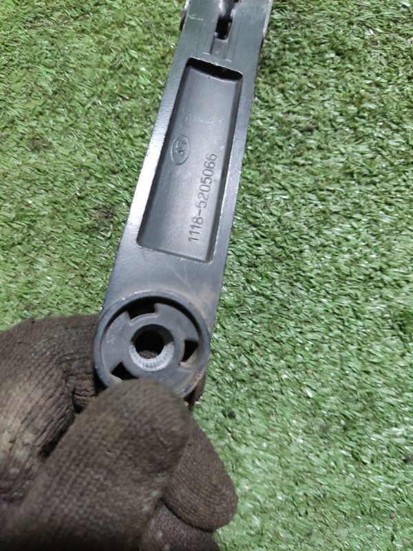 Поводок стеклоочистителя правый LADA Kalina