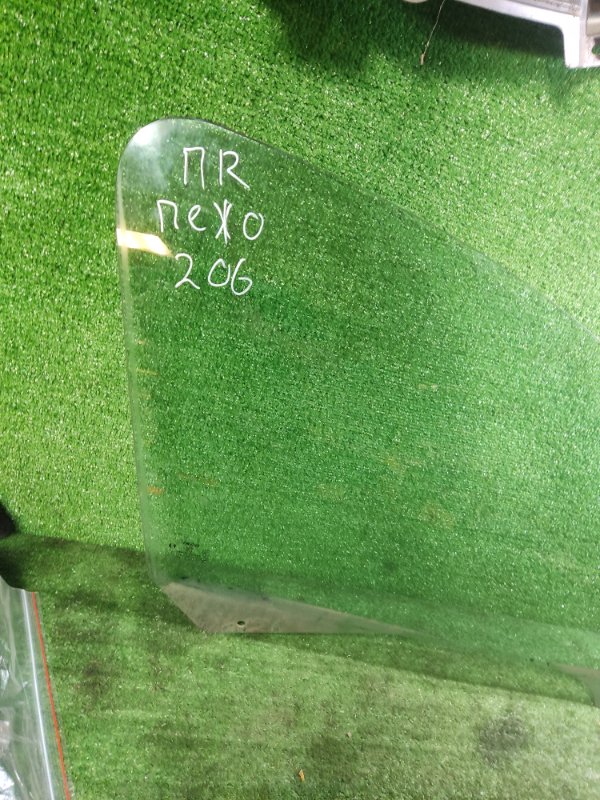 Стекло переднее правое Peugeot 206