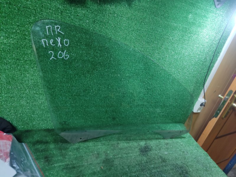 Стекло переднее правое Peugeot 206