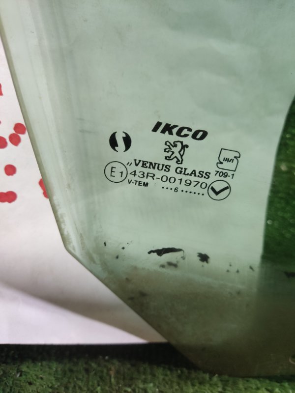 Стекло переднее правое Peugeot 206