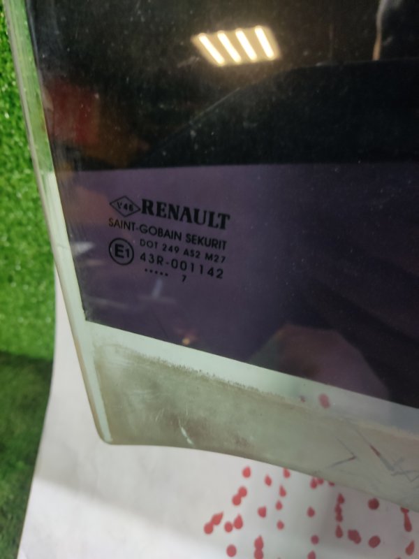 Стекло двери заднее правое Renault Megane 2 1079