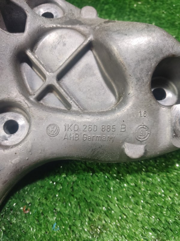 Кронштейн компрессора кондиционера Volkswagen Golf 1K1