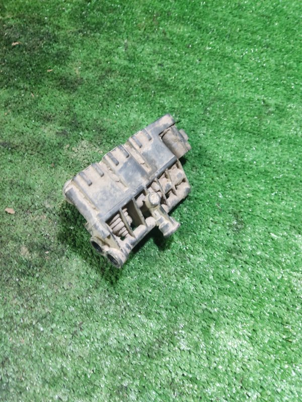 Блок клапанов пневмоподвески Land Rover Discovery 2006 3