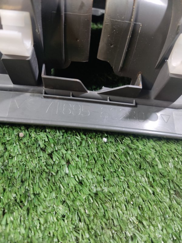 Крышка кронштейна сиденья Toyota Land Cruiser 2008 200