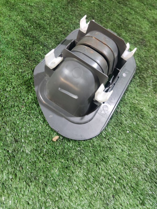 Крышка кронштейна сиденья Toyota Land Cruiser 2008 200