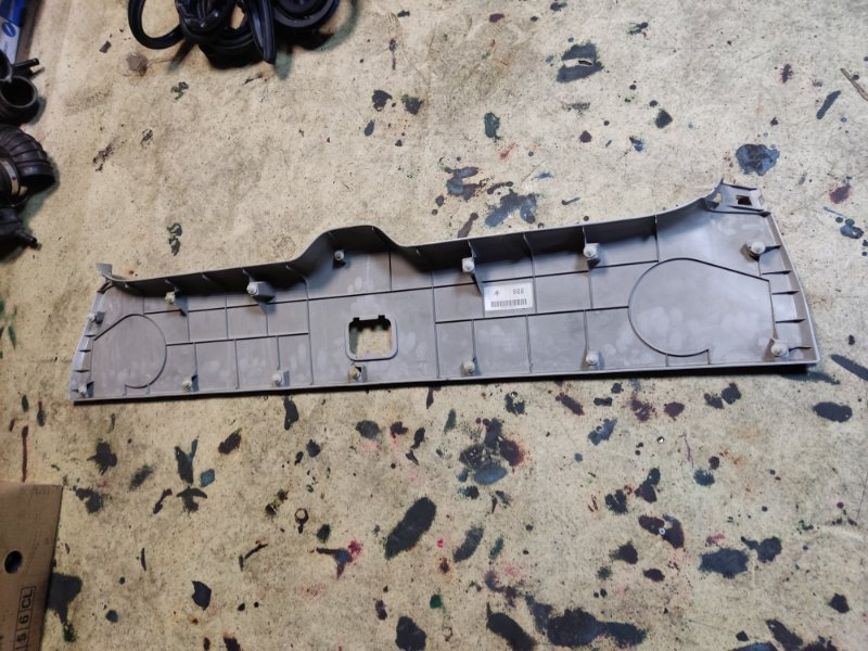 Накладка крышки багажника Toyota Land Cruiser 2008 200