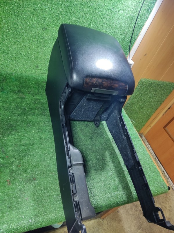 Подлокотник Toyota Land Cruiser 2008 200