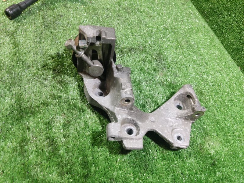 Кронштейн Nissan Tiida C11