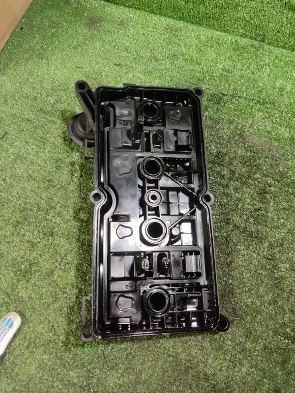 Клапанная крышка Nissan Serena C26
