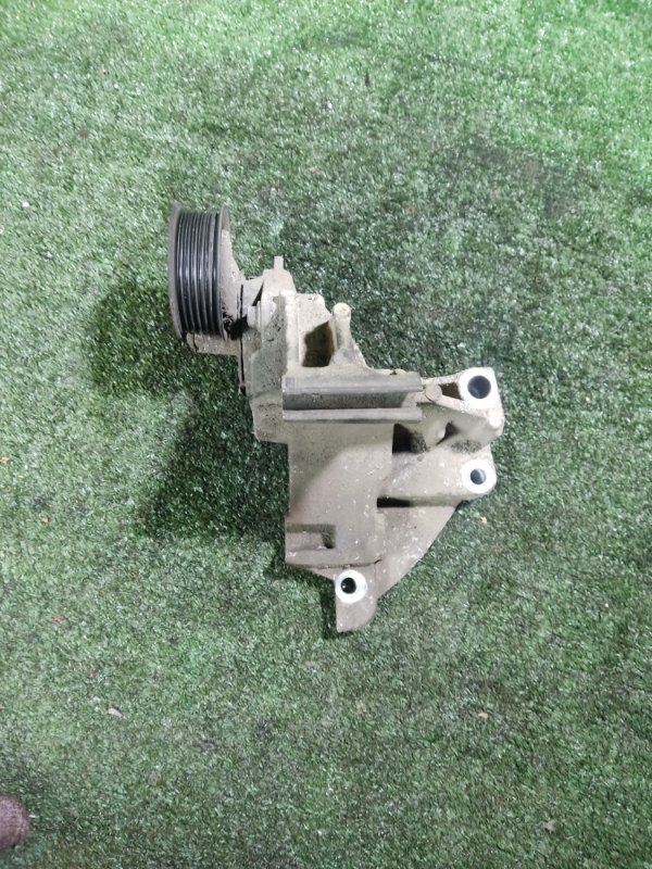 Кронштейн генератора Ford Focus 2005 1
