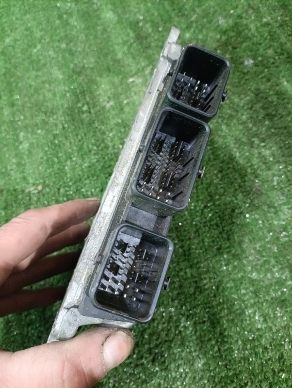 Блок управления двигателем Nissan Serena