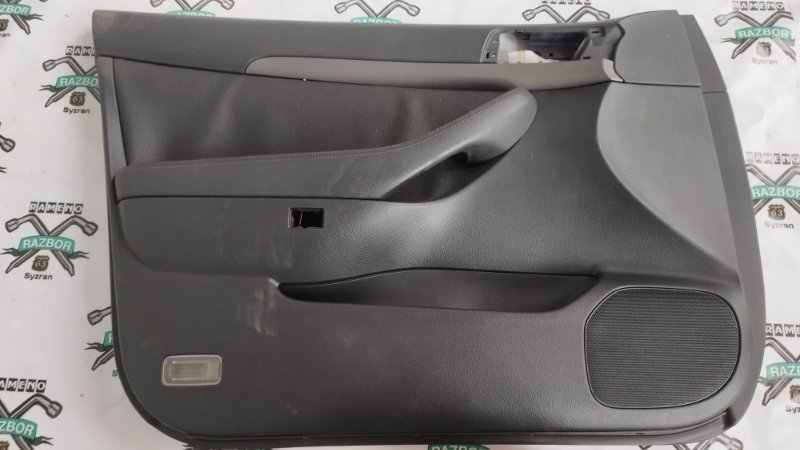 Обшивка боковой двери Toyota Avensis T25