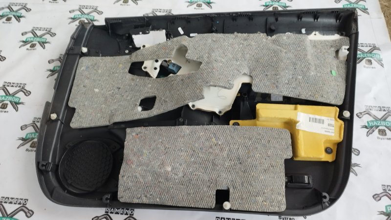Обшивка боковой двери Toyota Avensis T25