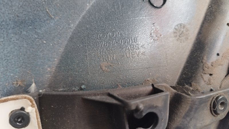 Обшивка боковой двери Toyota Avensis T25