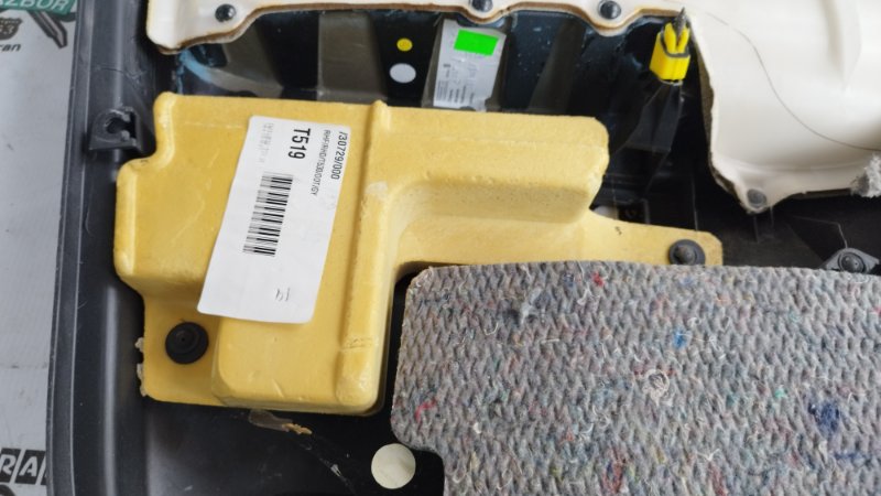 Обшивка боковой двери Toyota Avensis T25