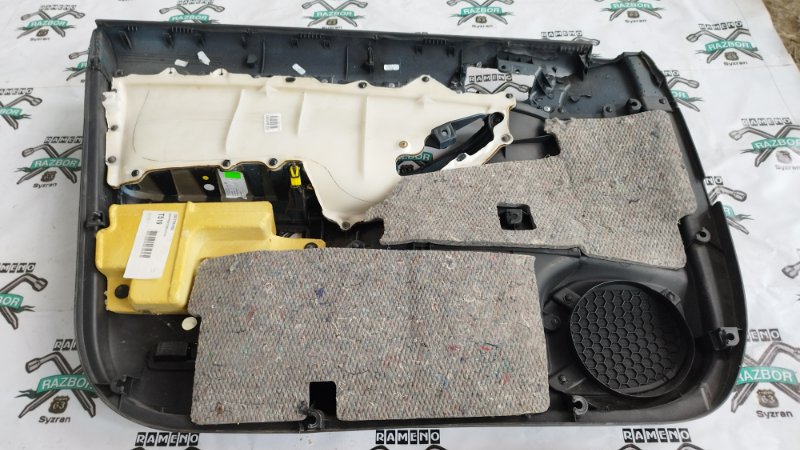 Обшивка боковой двери Toyota Avensis T25