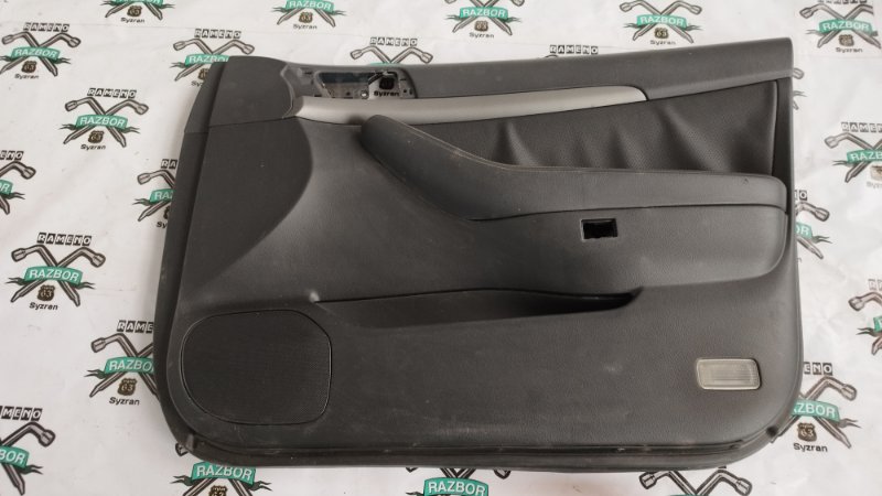 Обшивка боковой двери Toyota Avensis T25