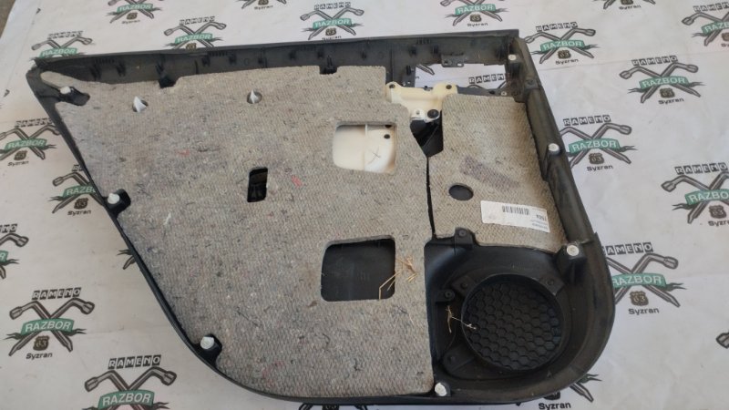 Обшивка боковой двери Toyota Avensis T25