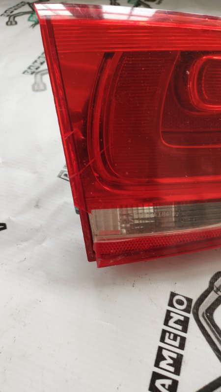 Вставка между стопов Volkswagen Touareg 2011